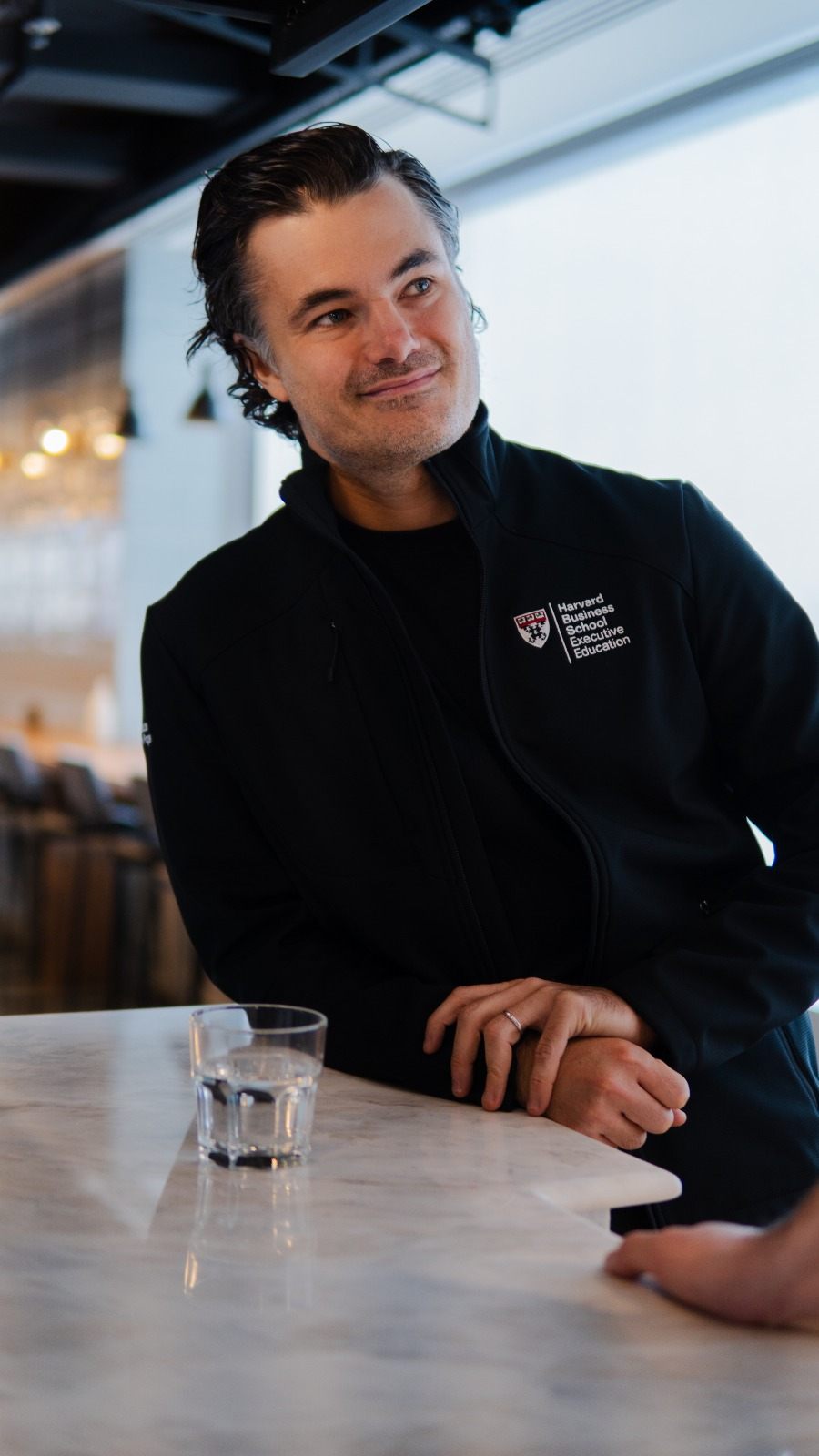 Rick Shinyashiki em ambiente real, jaqueta do Harvard Business School Executive Education